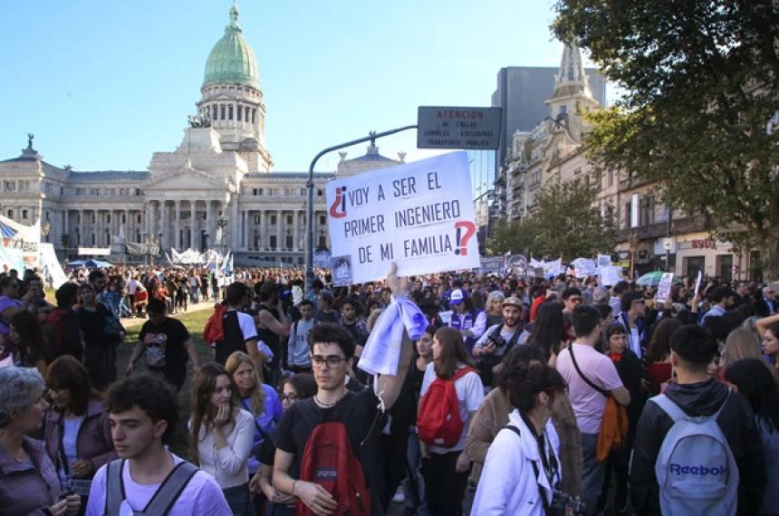 Marcha universitaria- llegan las primeras columnas al Congreso de la Nacioacuten