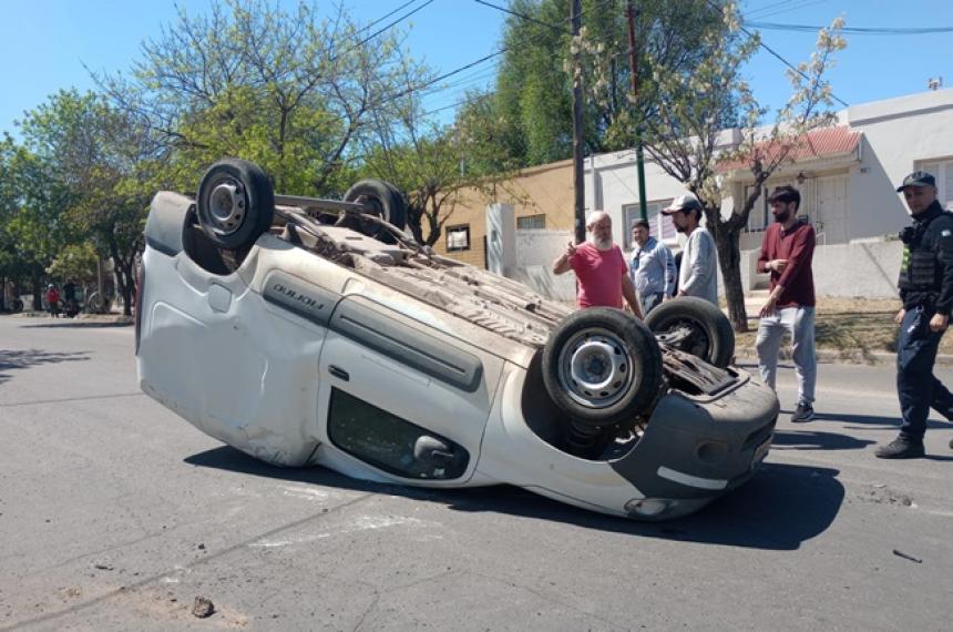 Choque y vuelco en General Pico