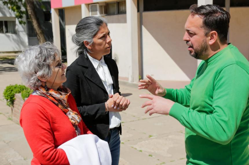 Di Naacutepoli con ritmo de campantildea sigue de recorrida en los barrios