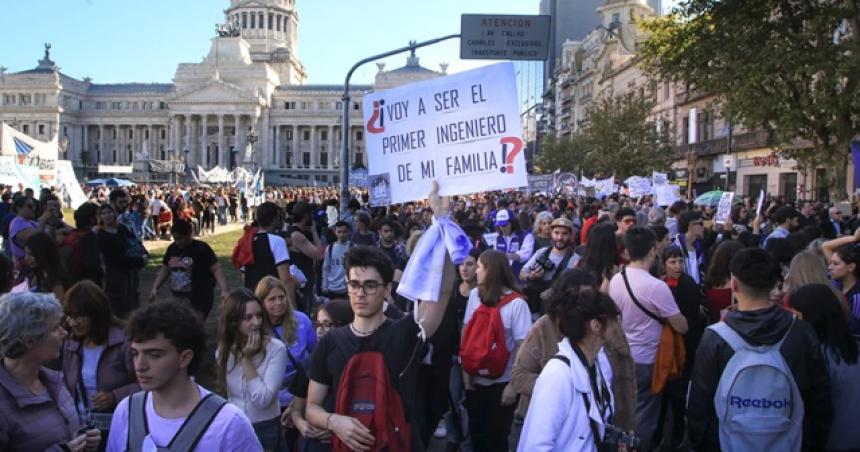 Marcha universitaria- llegan las primeras columnas al Congreso de la Nacioacuten