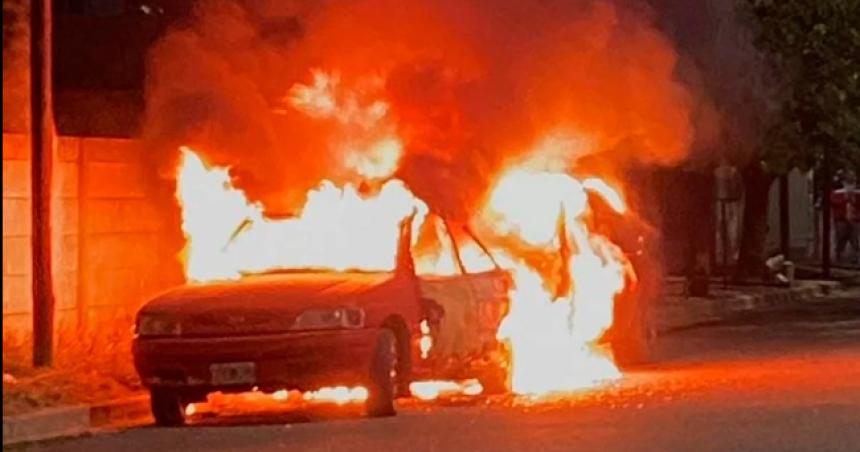 Un incendio destruyoacute dos autos en General Pico