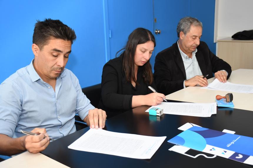 Firmaron convenios para obras de agua potable en Alvear y Mayer