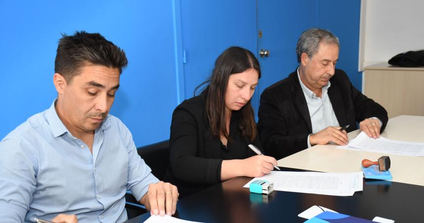 Firmaron convenios para obras de agua potable en Alvear y Mayer