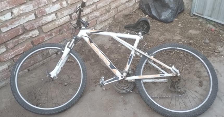 Un auto chocoacute a un nene de 10 antildeos en bicicleta