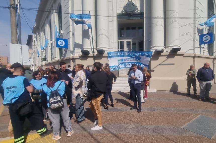 Abrazo simboacutelico en el Banco Nacioacuten de General Pico