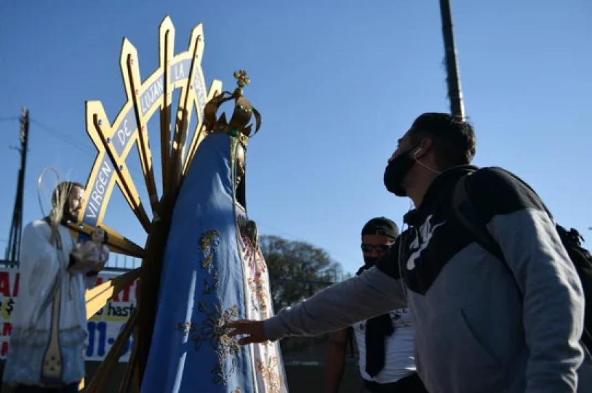 Fieles peregrinan a Lujaacuten para pedirle y agradecerle a la Virgen