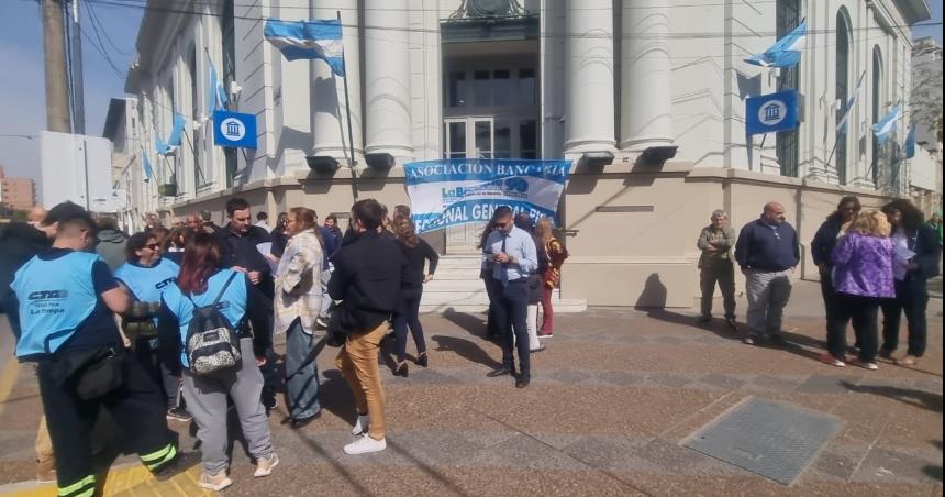 Abrazo simboacutelico en el Banco Nacioacuten de General Pico