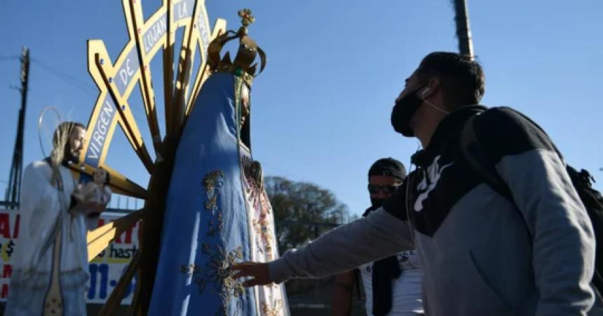 Fieles peregrinan a Lujaacuten para pedirle y agradecerle a la Virgen