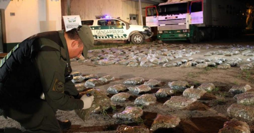 Gendarmeria incautoacute maacutes de 250 kilos de marihuana ocultos en un camioacuten