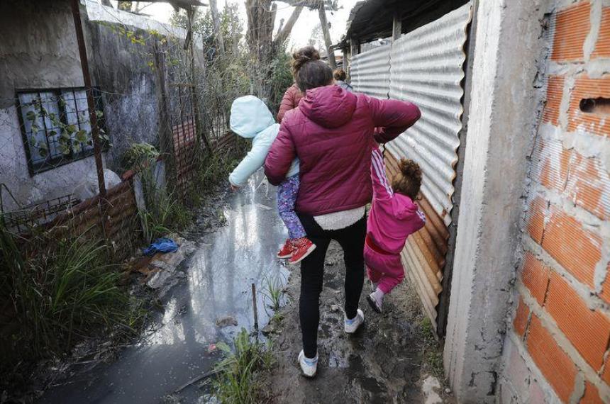 El 70-en-porciento- de los hogares a cargo de mujeres se endeudoacute para cubrir la canasta baacutesica