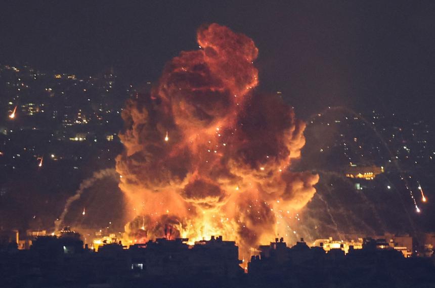 Israel lanza maacutes de 30 bombardeos en suburbios al sur de Beirut