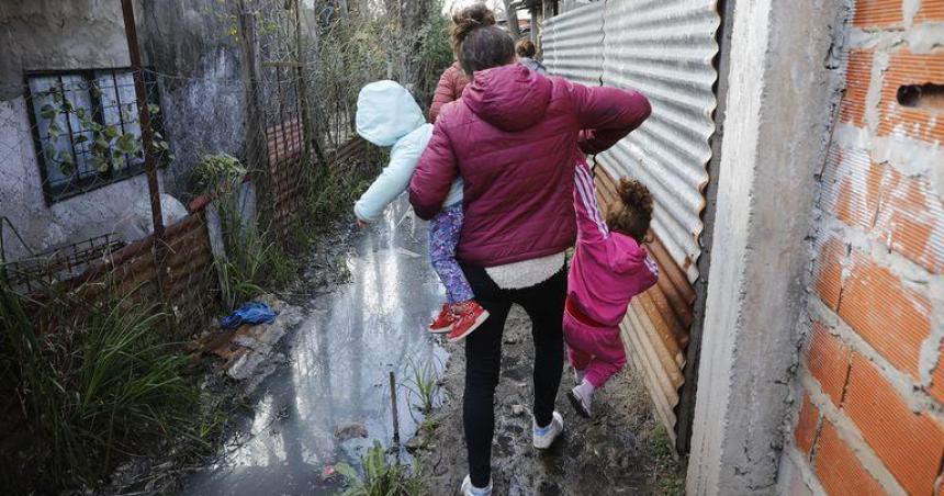 El 70-en-porciento- de los hogares a cargo de mujeres se endeudoacute para cubrir la canasta baacutesica