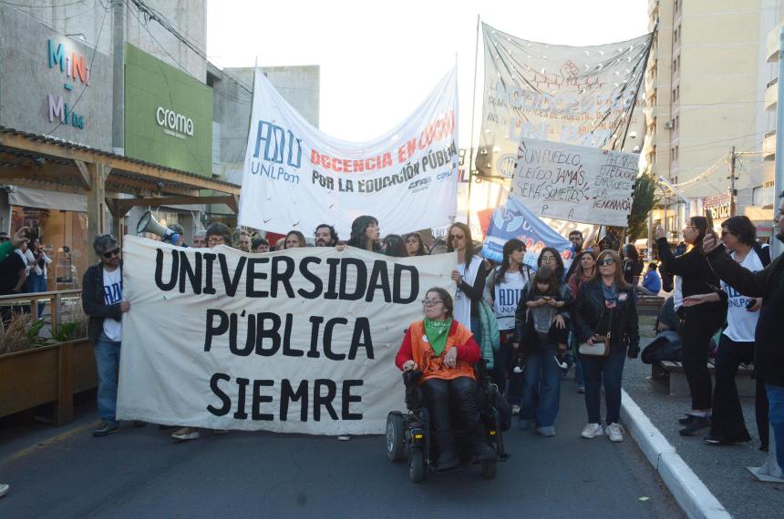 La resistencia en las calles la crueldad desde el Palacio