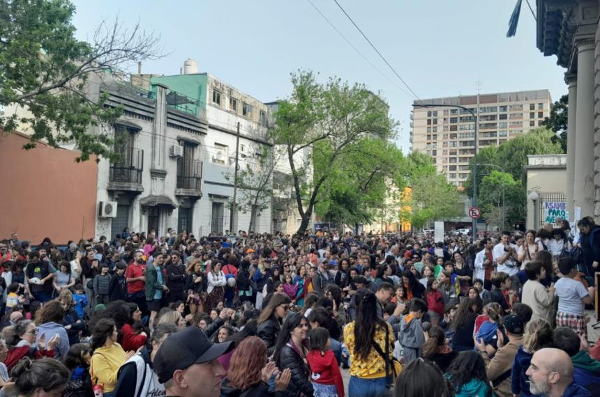 Abrazo simboacutelico en el Hospital Bonaparte ante el inminente cierre