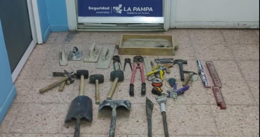 Atraparon a un hombre que robaba herramientas en un terreno