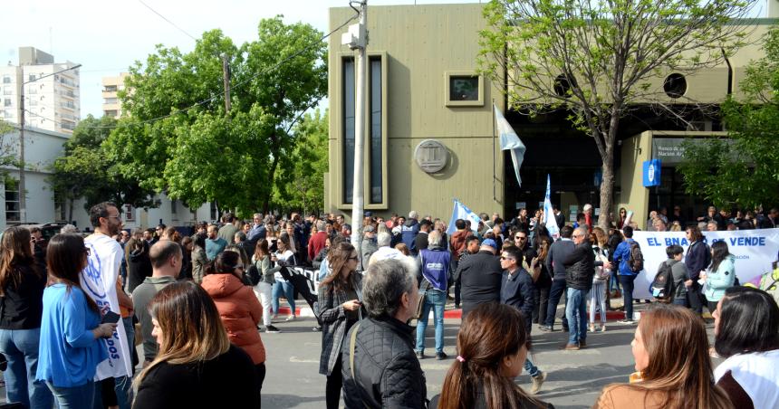 Caputo- Aplaudo lo que pasa con el BNA en La Pampa