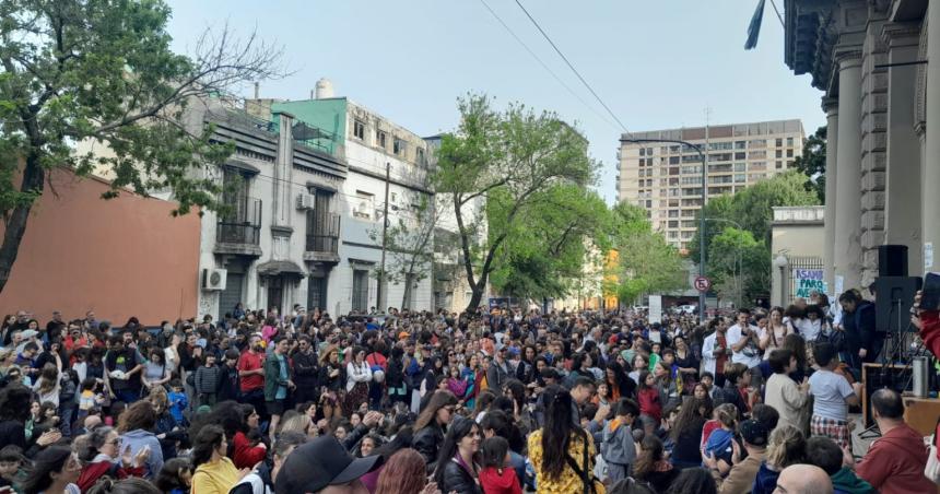 Abrazo simboacutelico en el Hospital Bonaparte ante el inminente cierre