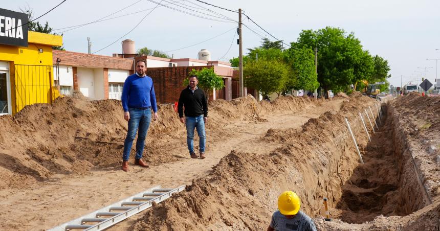 Di Naacutepoli supervisoacute importantes obras de cloacas- Estamos resolviendo un problema histoacuterico