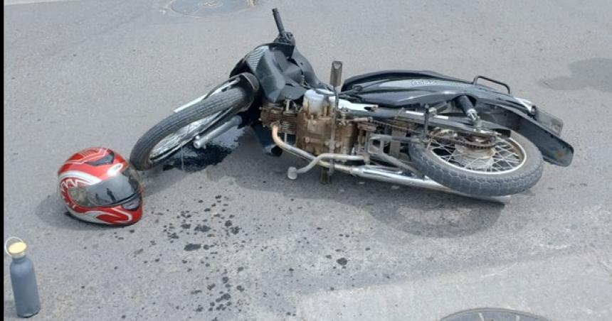 Un menor en moto chocoacute contra un auto