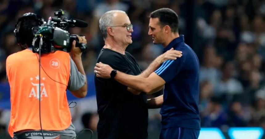 Scaloni dejoacute una contundente frase sobre el escaacutendalo entre Bielsa y jugadores de Uruguay