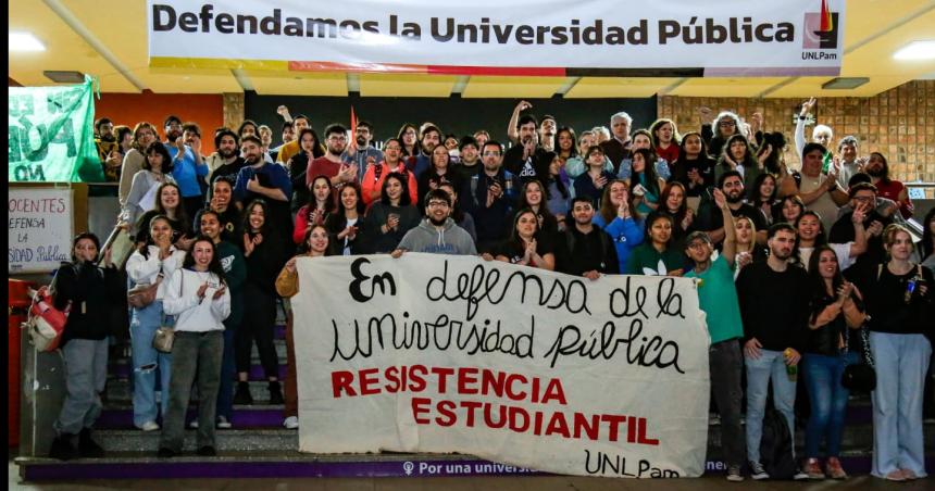 En La UNLPam vigilia de estudiantes por el veto