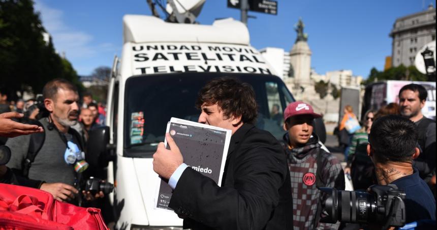 Despueacutes de la votacioacuten manifestantes agredieron a un streamer libertario