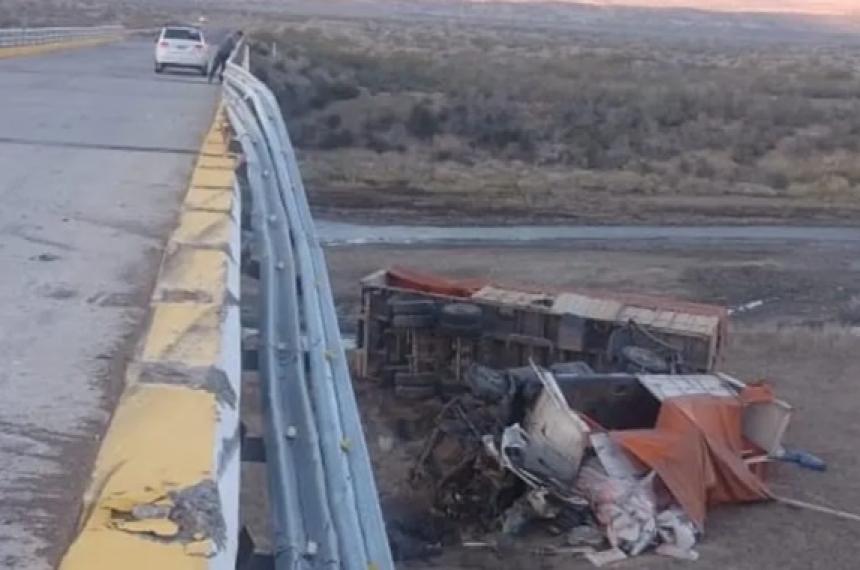 Camionero pampeano cayoacute de un puente sobre la Ruta 40 