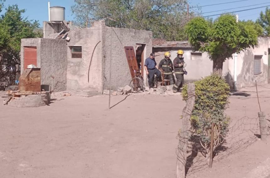 Por una explosioacuten se derrumboacute el techo de un departamento 