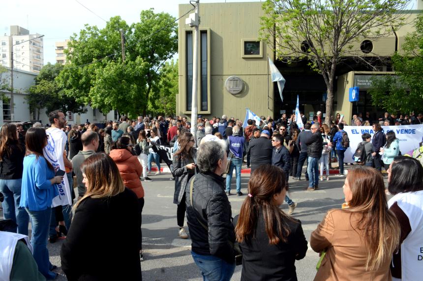 En un encuentro con ruralistas pampeanos el BNA anuncioacute que no cierra las sucursales en la provincia