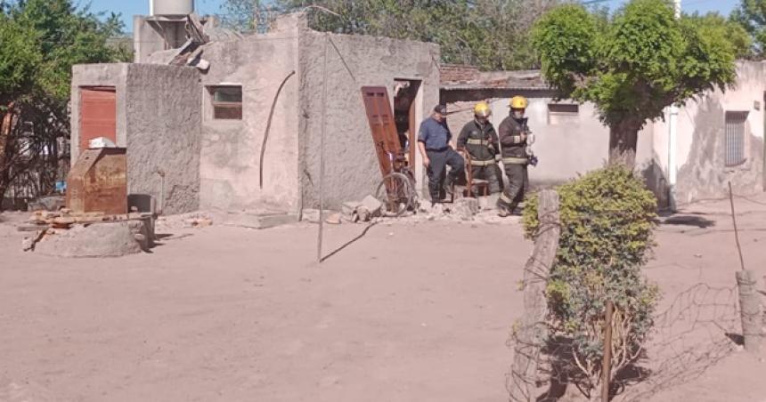 Por una explosioacuten se derrumboacute el techo de un departamento 