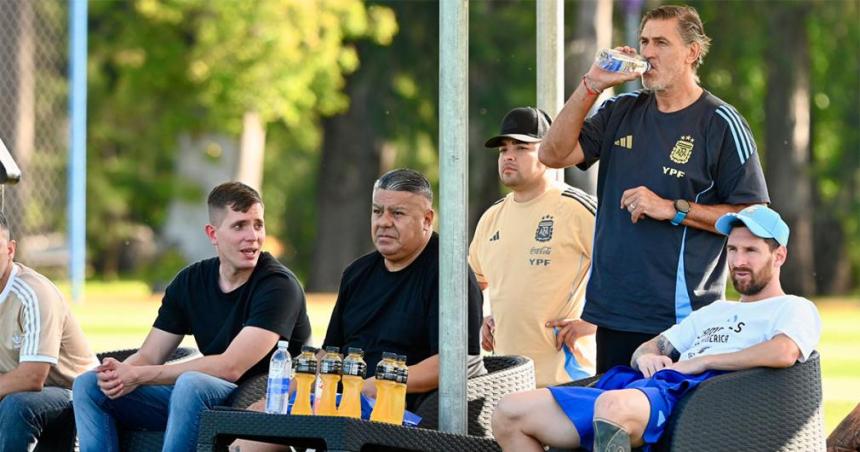 Messi recieacuten llegado a Argentina y espectador de lujo en el amistoso de la Seleccioacuten Argentina Sub 20