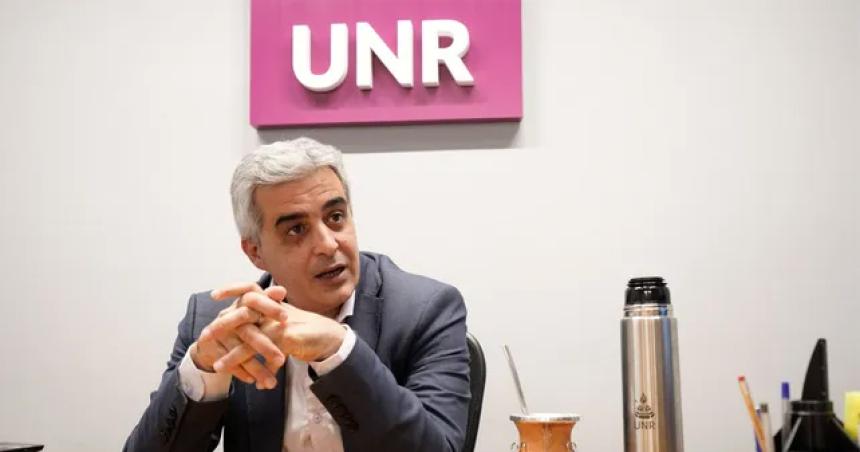 El rector de la UNR desmintioacute tener un chofer personal con sueldo millonario