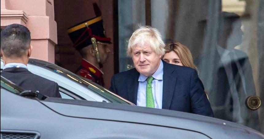 Milei recibioacute en la Rosada a Boris Johnson quien le obsequioacute su nuevo libro