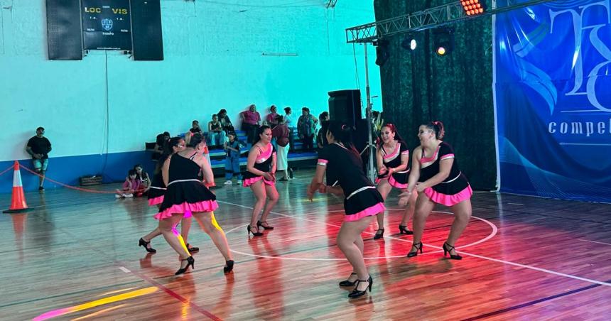 VIDEO  Competencia de bailes urbanos en el polideportivo del barrio Butaloacute