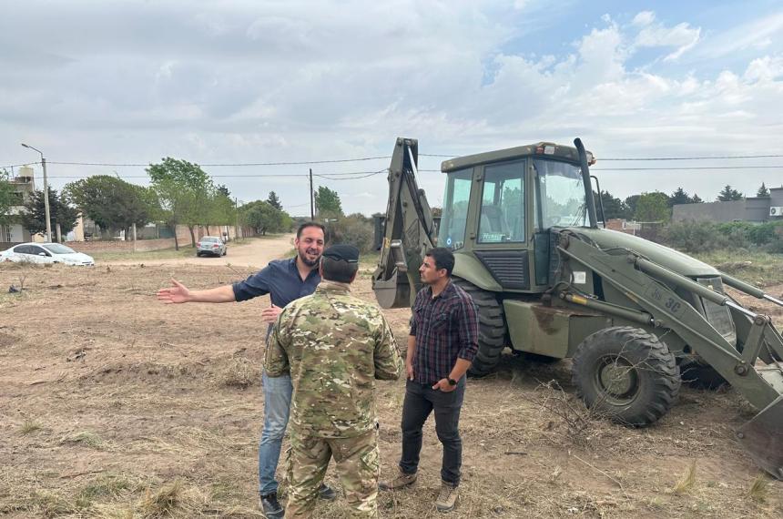 Comenzaron los trabajos de limpieza en espacios verdes de la calle Juana Azurduy