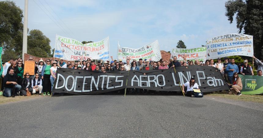 Caminata de protesta de las Facultades de Agronomiacutea y de Exactas