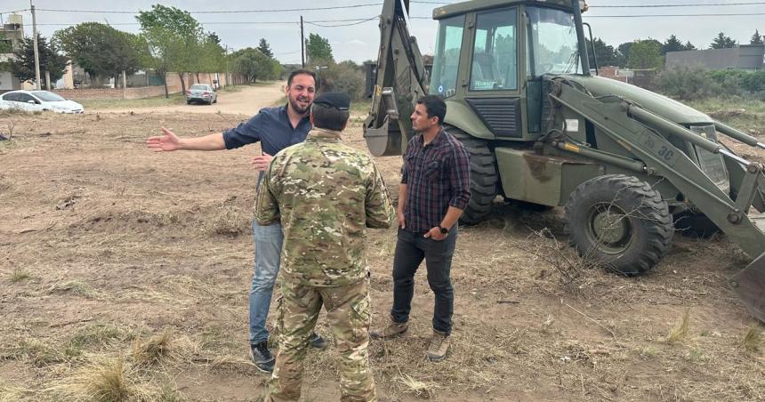 Comenzaron los trabajos de limpieza en espacios verdes de la calle Juana Azurduy