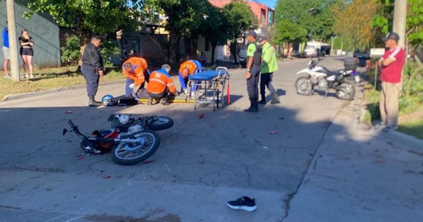 Choque entre pick up y moto- un herido