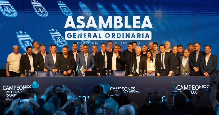 La AFA aproboacute la reeleccioacuten de Tapia y eliminoacute los descensos de la actual Liga Profesional