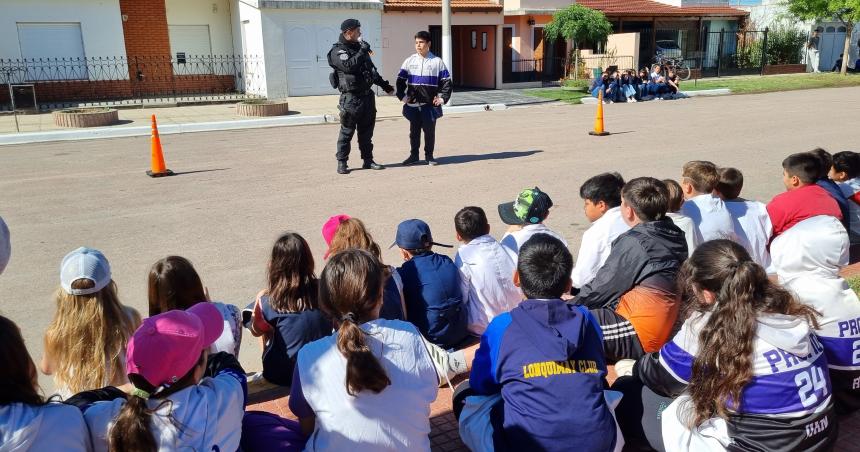 Fomentando la seguridad vial en Lonquimay con entrega de cascos a nintildeas y nintildeos