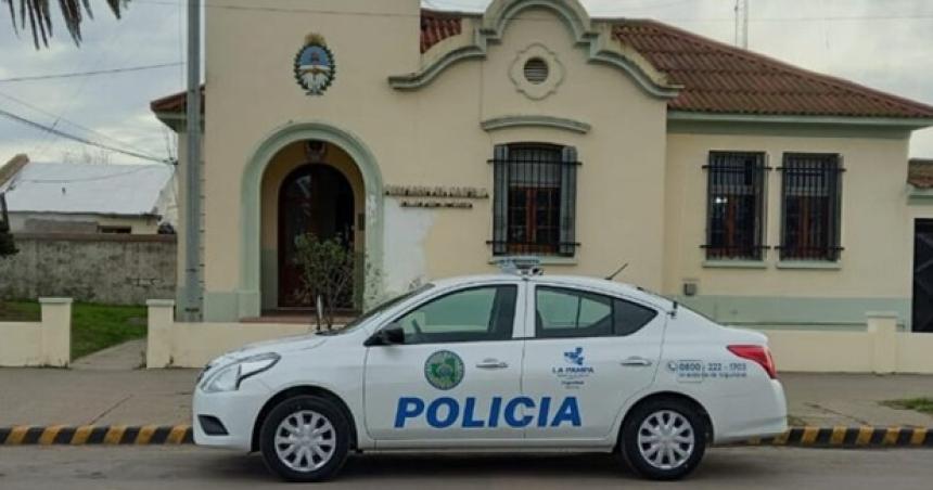 Catriloacute- un hombre demorado por intentar golpear a policiacuteas