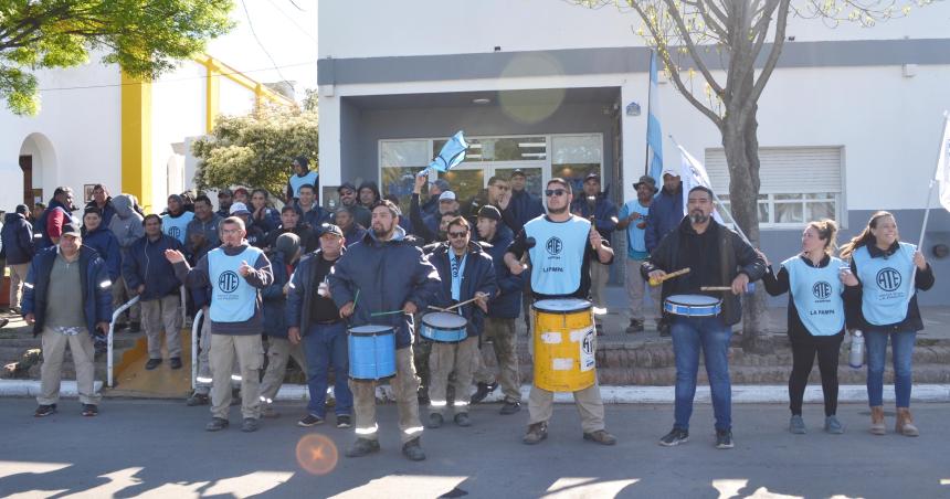 Reincorporan a los tres despedidos en Toay y se reabre una mesa de negociacioacuten