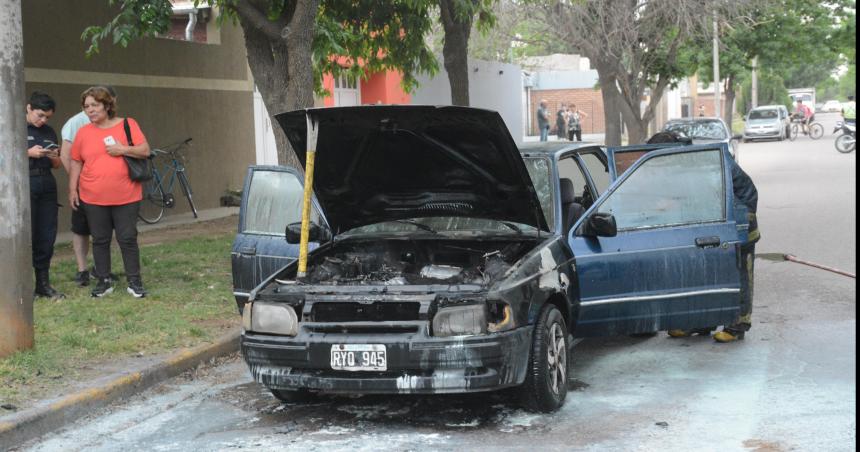 Se incendioacute un auto en el barrio Sur de Santa Rosa