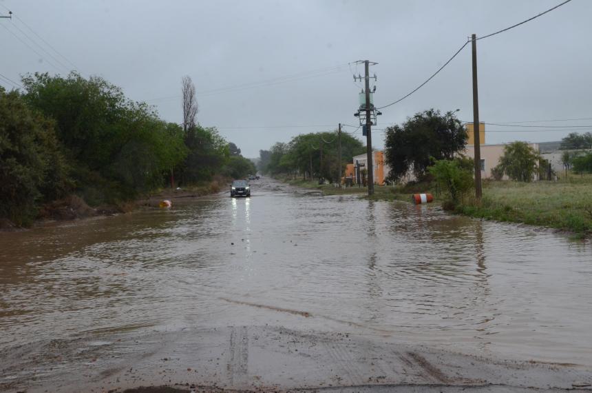 Agua acumulada al final de la obra de la calle Felice