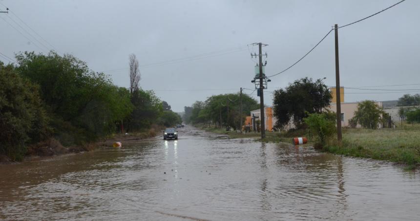 Agua acumulada al final de la obra de la calle Felice