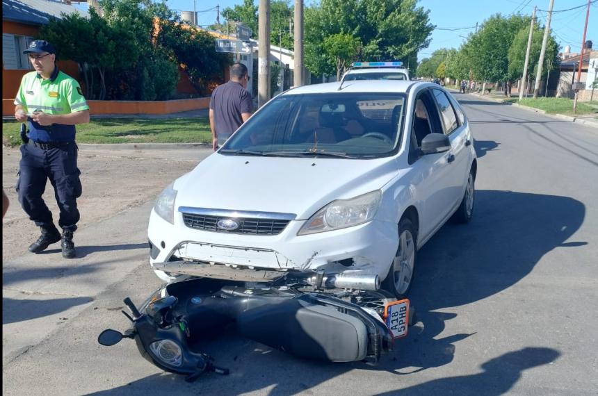 Choque entre auto y moto en el Butaloacute