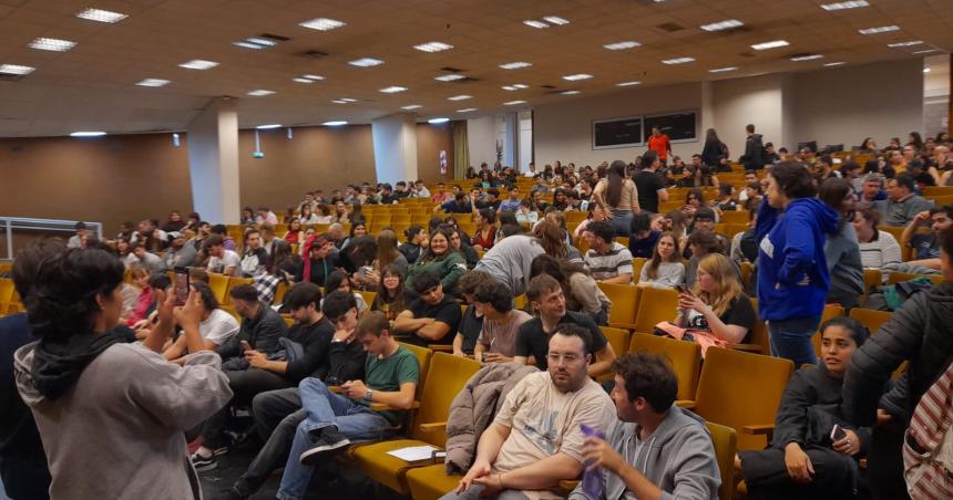 Una multitudinaria asamblea estudiantil acordoacute seguir reclamando por la universidad