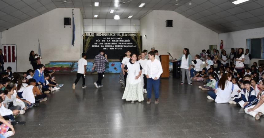 Un reclamo escolar por el riacuteo Atuel