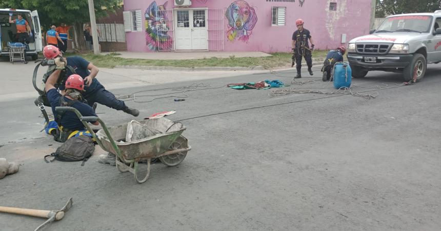 Murioacute el trabajador que quiso salvar a su compantildeero en la boca de tormenta