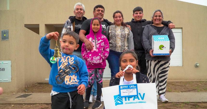 Entregaron diez viviendas sociales del planMi Casa a familias de Colonia Santa Teresa